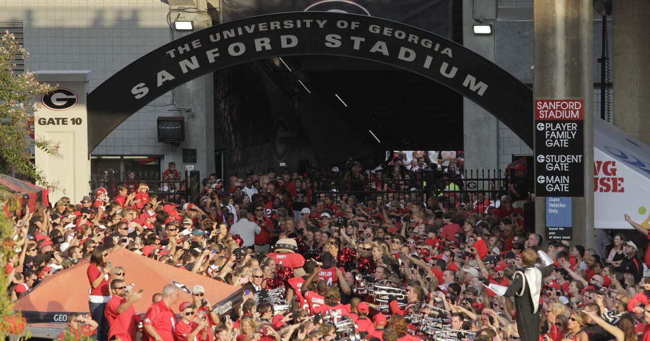 Georgia football sees epic guest star in the Dawg Walk