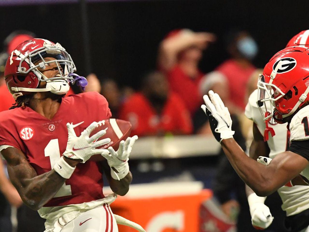 Alabama WR Jameson Williams leaves national championship with knee injury