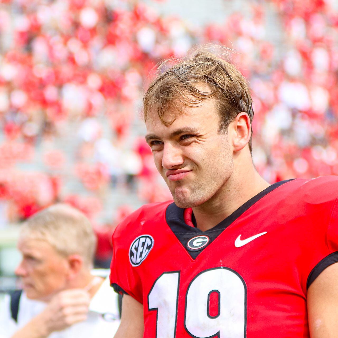 Georgia tight end Brock Bowers, front right, has his face mask