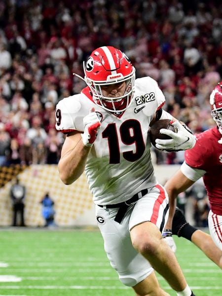 Mild-mannered Georgia tight end Brock Bowers takes Superman