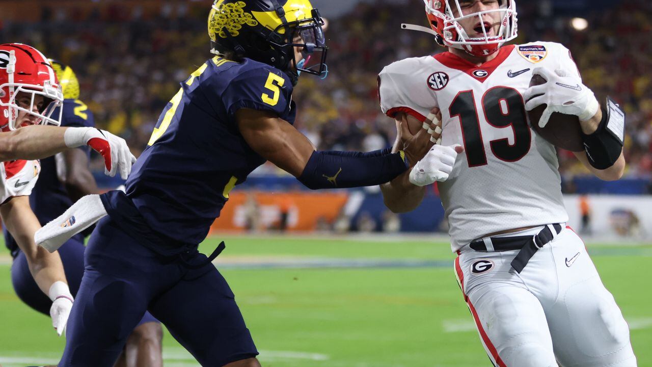 FILE - Georgia tight end Brock Bowers (19) makes a touchdown catch