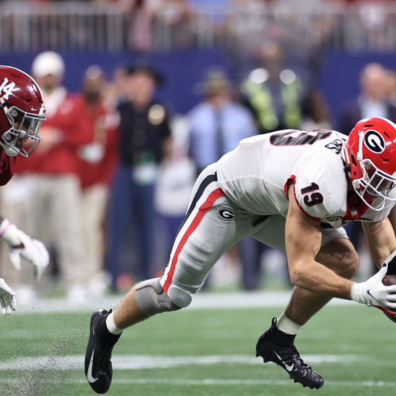 George Pickens Georgia Bulldogs Unsigned Leaping in 2021 Bowl Game  Photograph