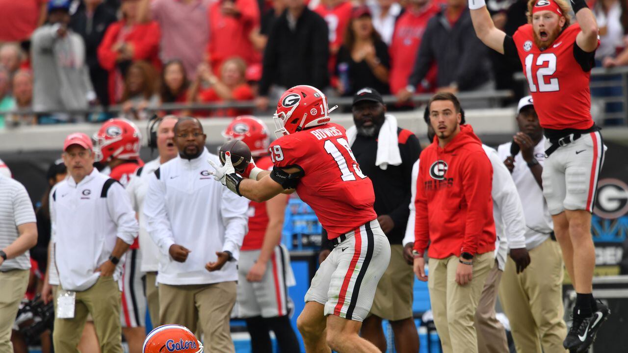 Georgia's Brock Bowers makes incredible 73-yard TD catch after multiple  deflections