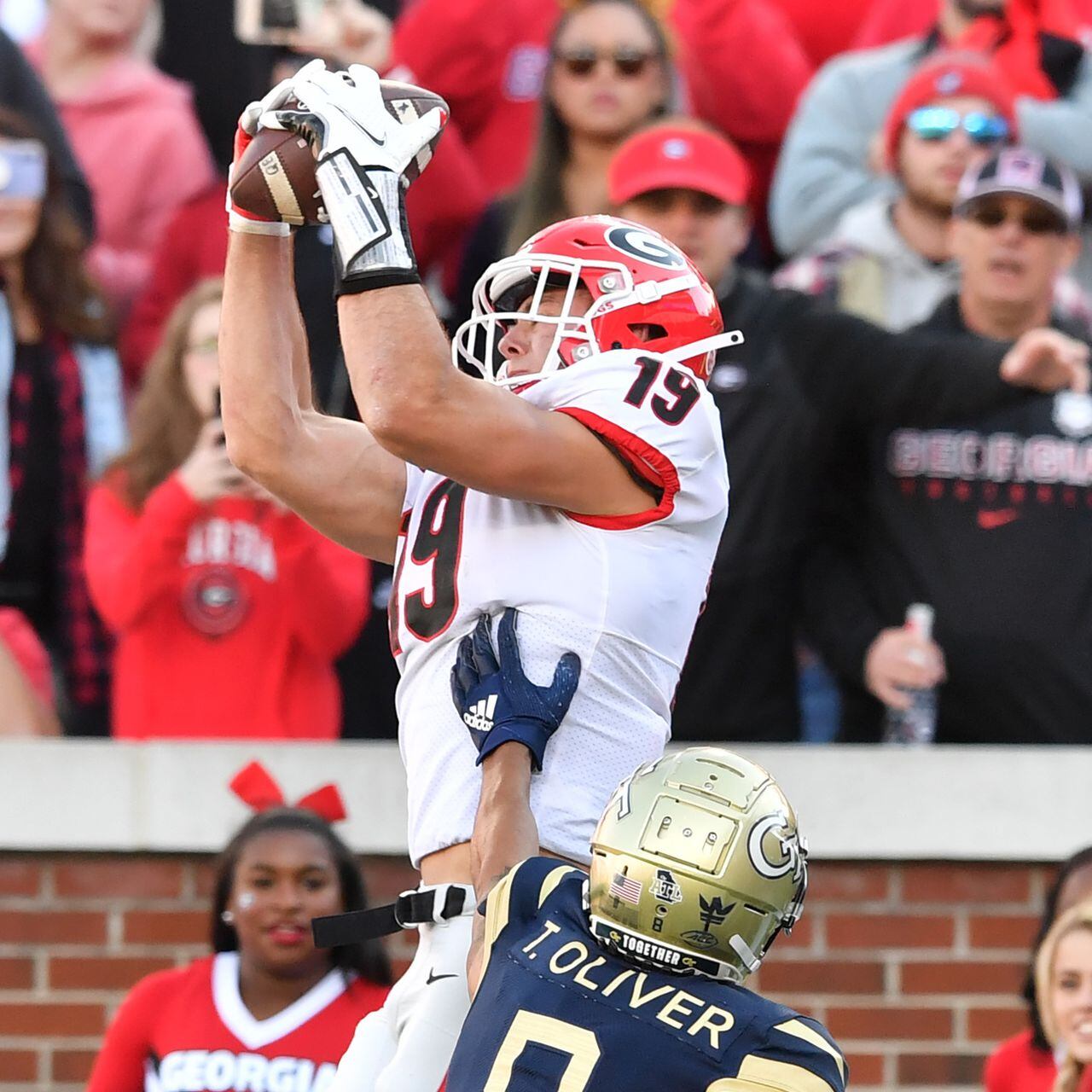 Georgia tight end Brock Bowers, front right, has his face mask