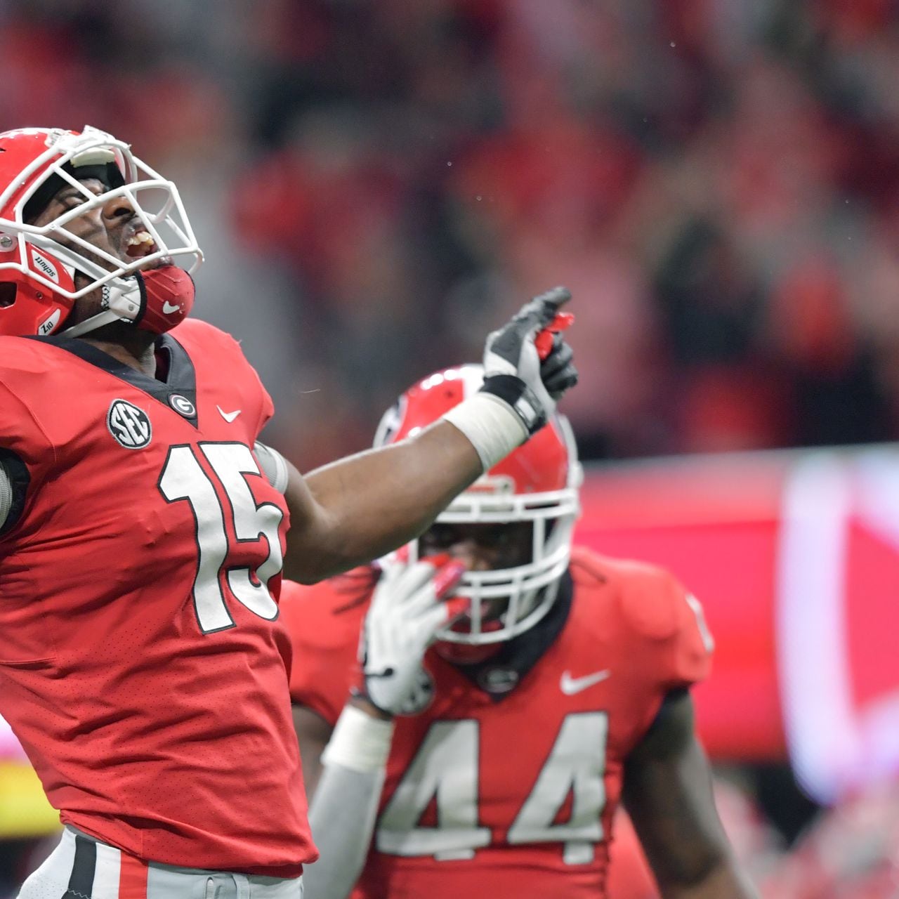 Former UGA linebacker D'Andre Walker practices in front of NFL scouts