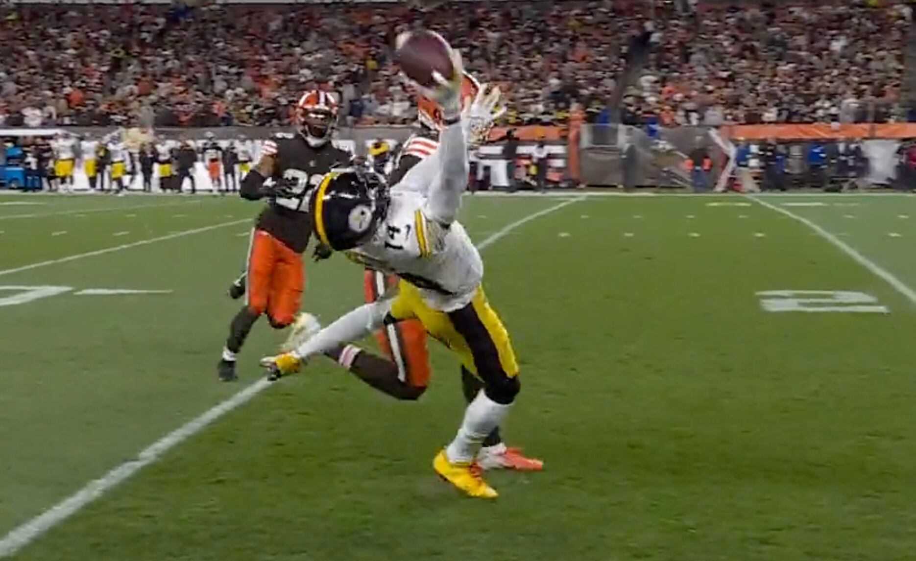 WATCH: Steelers wide receiver George Pickens makes incredible one