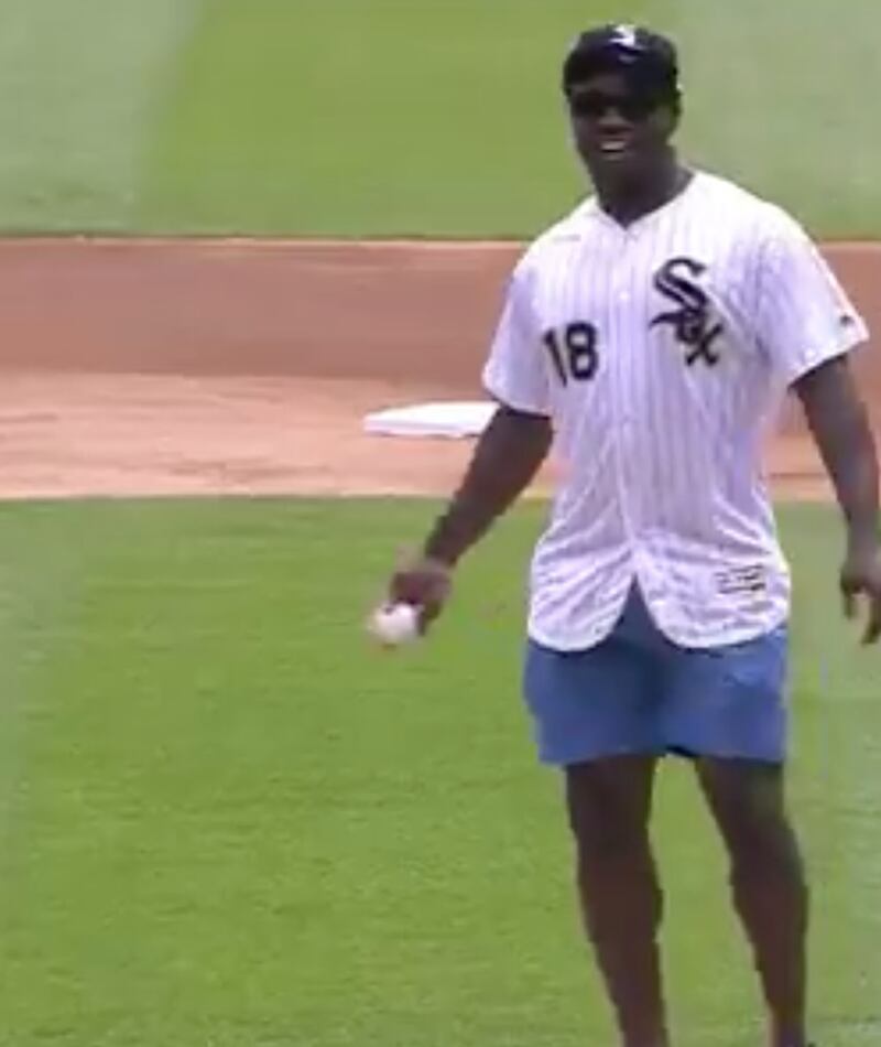 VIDEO: Bears LB Roquan Smith throws out first pitch for White Sox